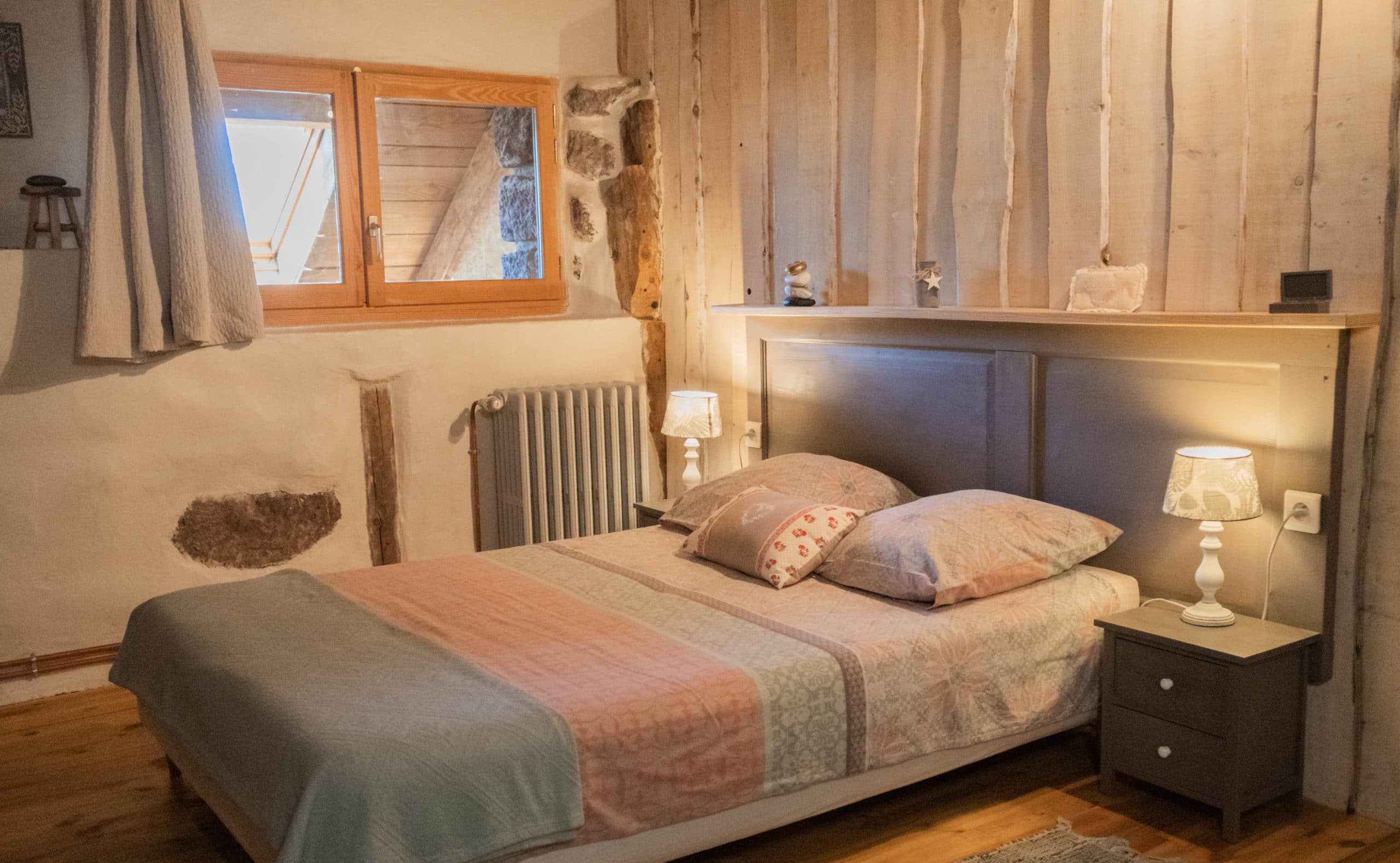 Lit double de la chambre "les Violettes"