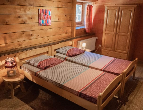 Dortoir "Les Jonquilles" : deux lits simples côte à côte