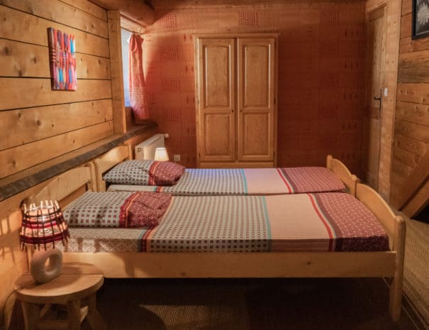 Dortoir "Les Jonquilles" : deux lits simples de profil
