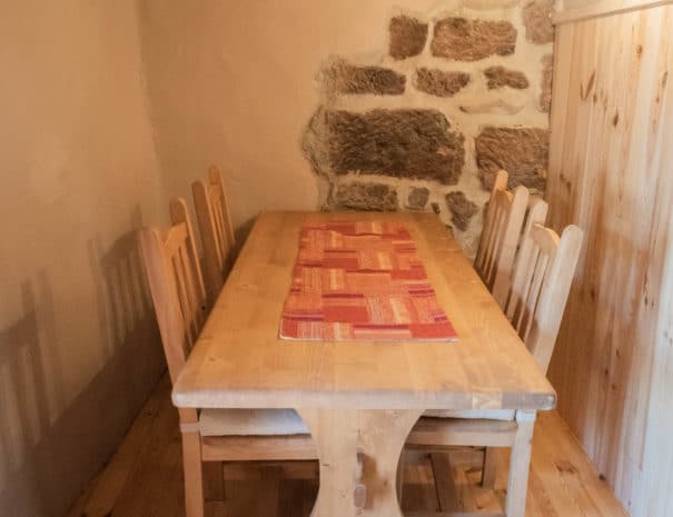 Chambre d'hôtes "Les Épilobes" : gros plan sur la table en bois