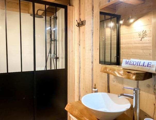 Chambre d'hôtes "Les Violettes" : cabine de douche dans la salle d'eau
