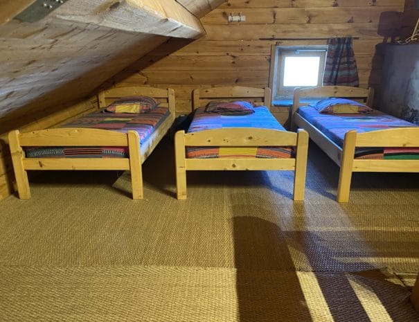 Dortoir "Les Gentianes" : lits simple de face
