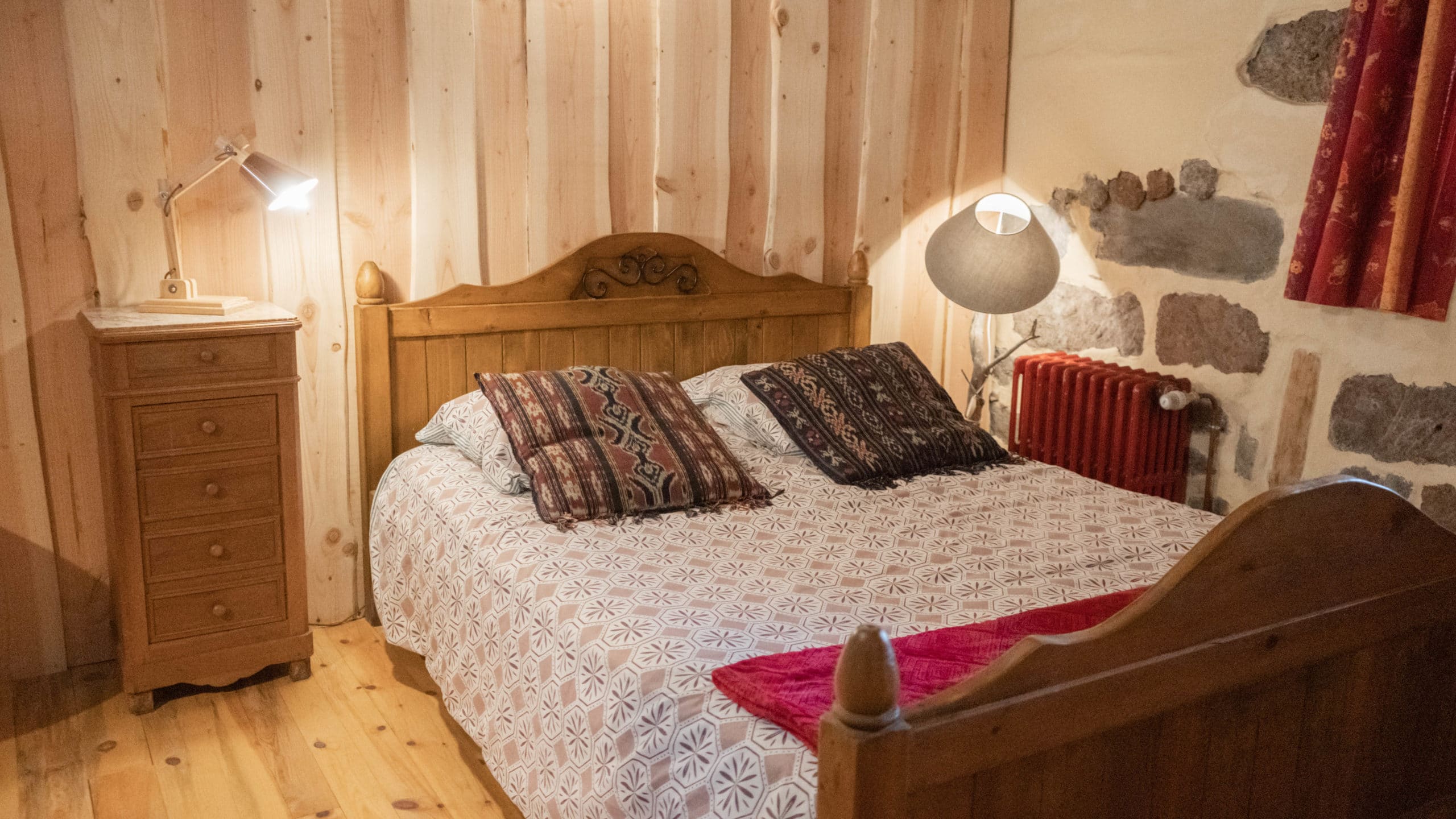 Présentation du lit double dans la chambre d'hôtes "Les Buyères"