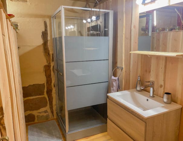 Chambre d'hôtes "Les Bruyères : cabine de douche dans la salle d'eau